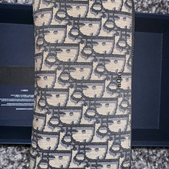 Selling men’s Dior zipped long wallet. Retail price is $1,050 CAD. Condition9/10 - Picture 2 of 10